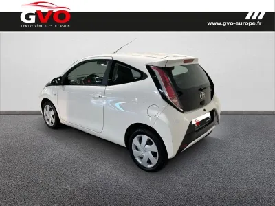 TOYOTA Aygo 1.0 VVT-i 69ch x-play x-shift 3p occasion 2017 - Photo 2