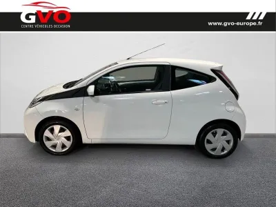 TOYOTA Aygo 1.0 VVT-i 69ch x-play x-shift 3p occasion 2017 - Photo 3