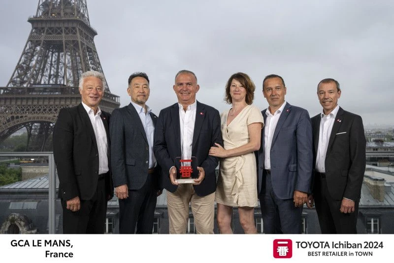 Photos de la remise du prestigieux prix Ichiban dans sa catégorie (potentiel de ventes de 501 à 950 véhicules neufs) avec Monsieur David Gaist au centre avec le prix dans les mains