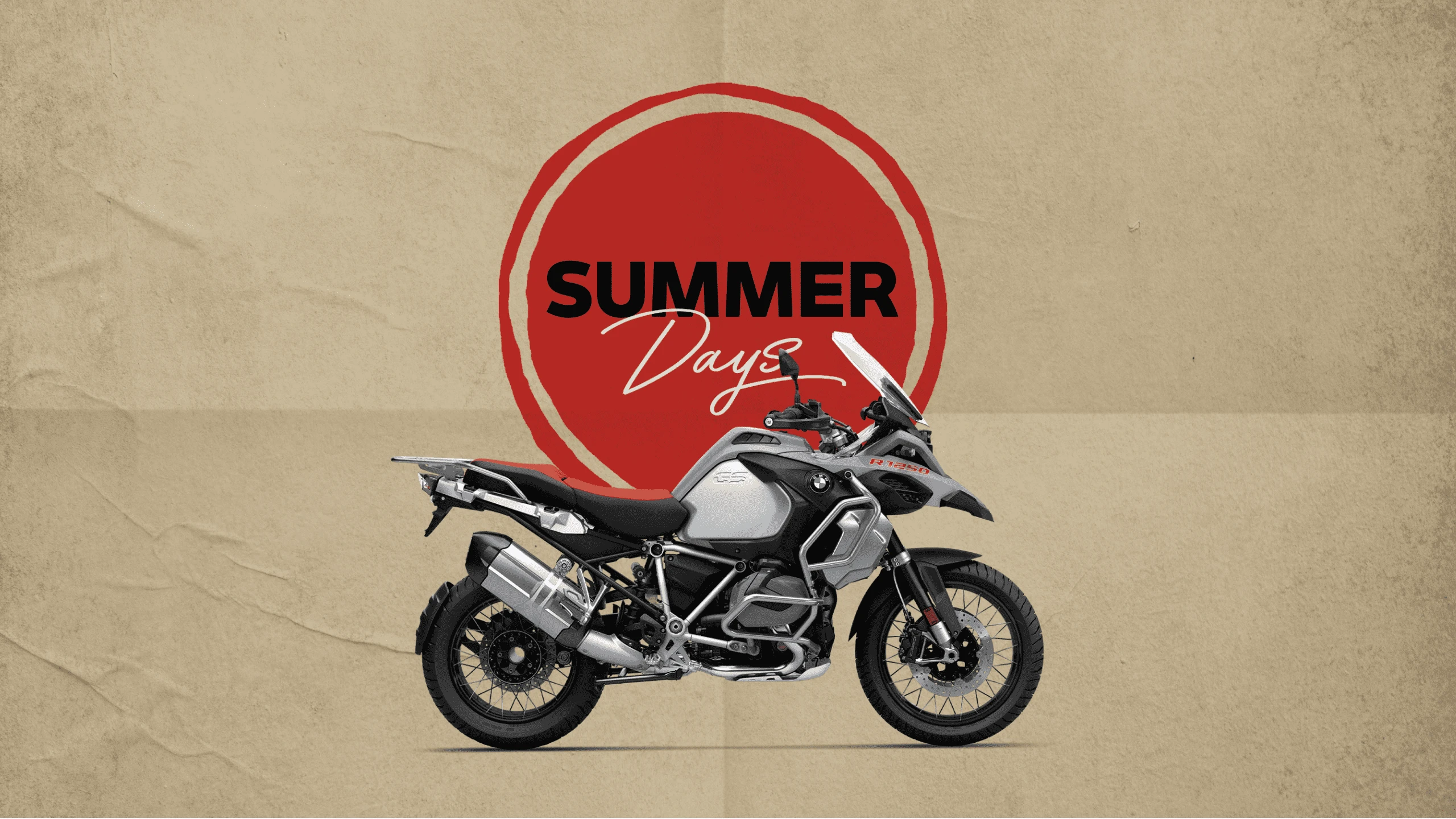 BMW R 1250 GS Adventure devant le logo de l'opération SUMMER DAYS BMW MOTORRAD avec un fond papier kraft