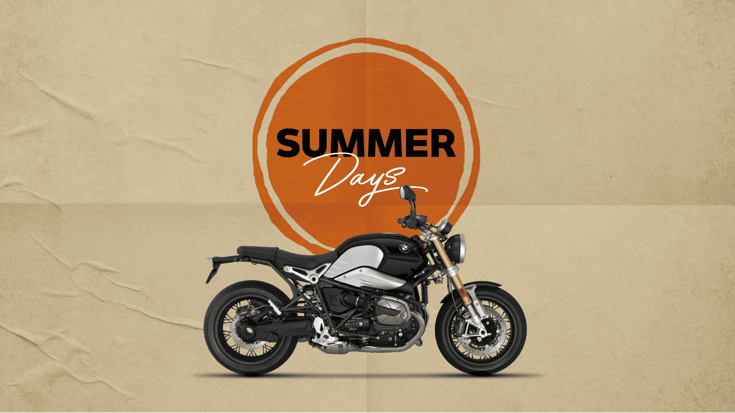 BMW R nineT devant le logo de l'opération SUMMER DAYS BMW MOTORRAD avec un fond papier kraft