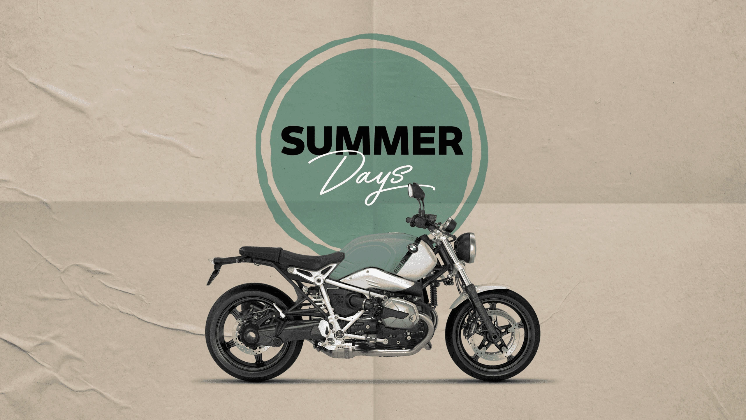 BMW R nineT Pure devant le logo de l'opération SUMMER DAYS BMW MOTORRAD avec un fond papier kraft