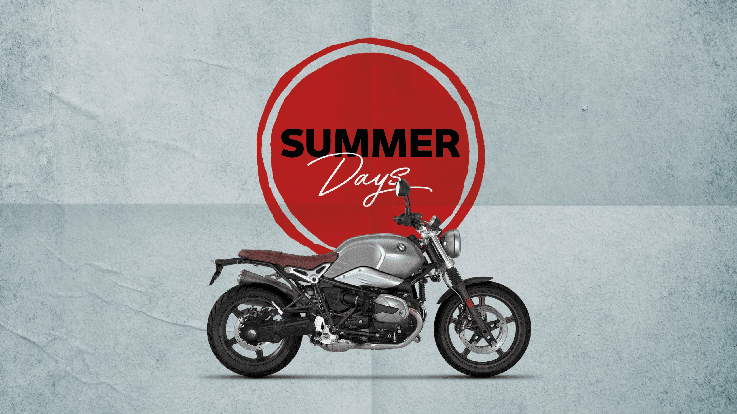 BMW R nineT Scrambler devant le logo de l'opération SUMMER DAYS BMW MOTORRAD avec un fond papier kraft