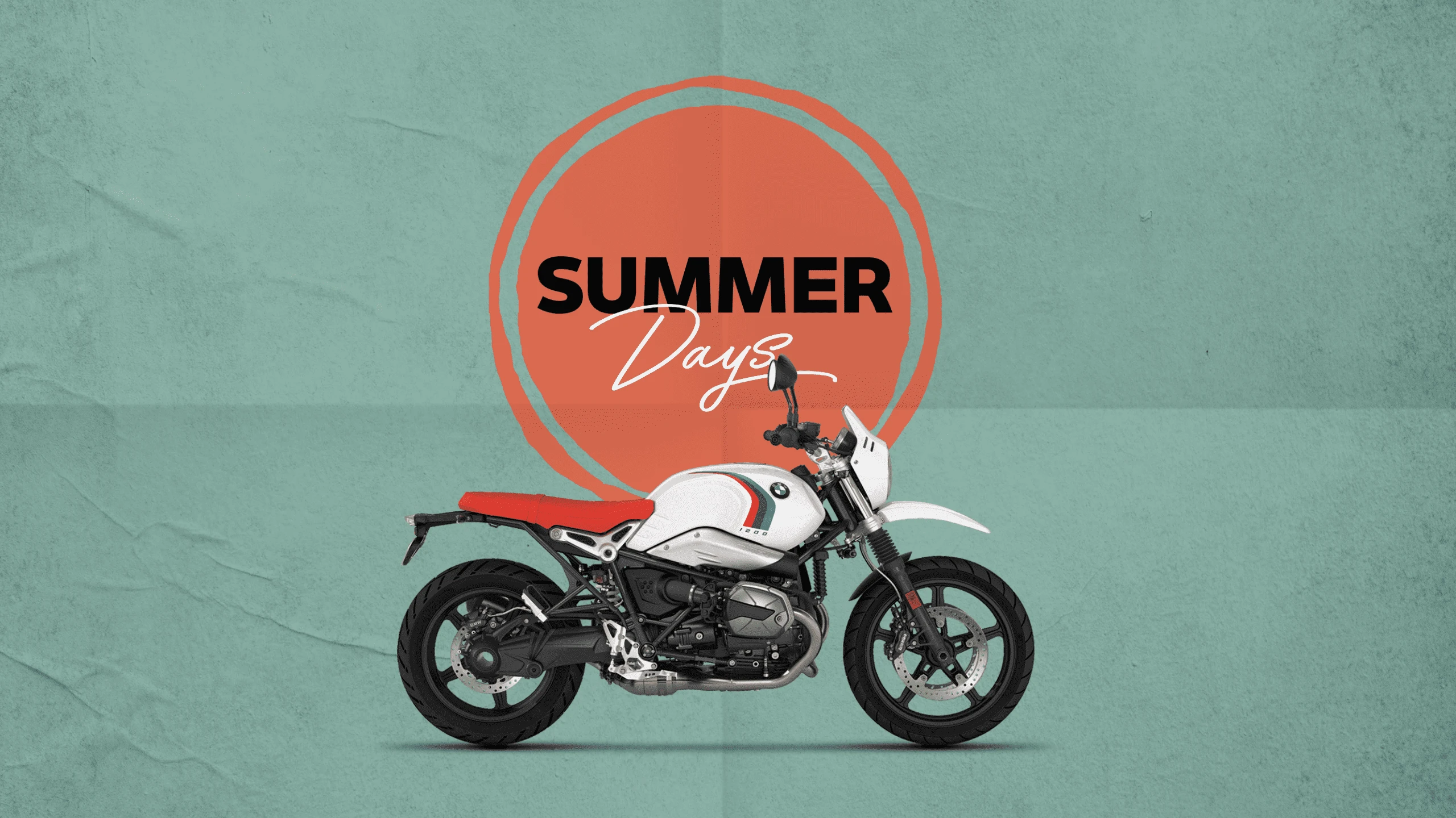 BMW R nineT Urban G/S devant le logo de l'opération SUMMER DAYS BMW MOTORRAD avec un fond papier kraft