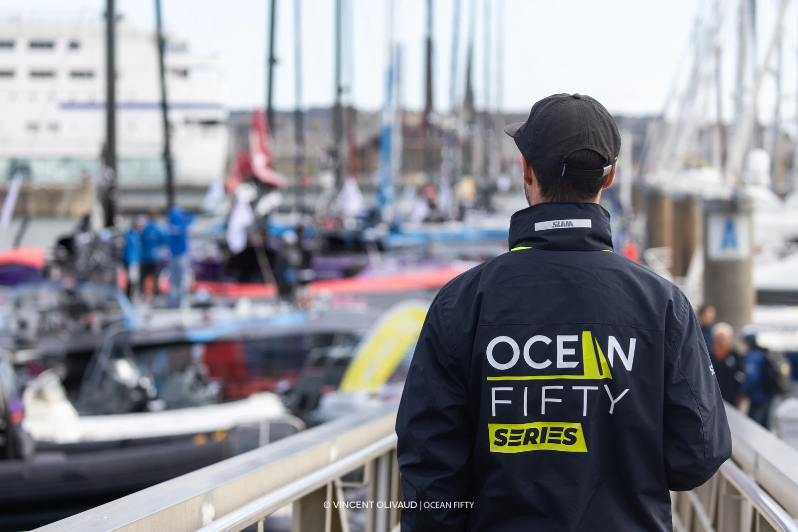 Homme avec manteau des OCEAN FIFTY SERIES devant le port de Saint-Malo